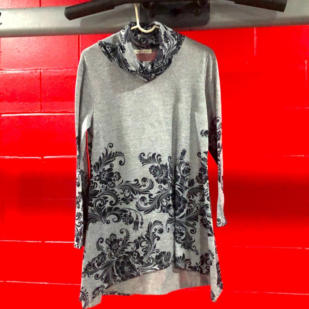 Long sleeve cow neck shirt